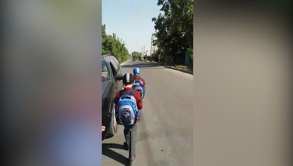 В Бишкеке дети рискуют жизнью, чтобы дойти до школы. Видео - Sputnik Кыргызстан