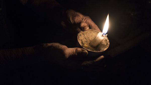 Женщина с горящей свечей в руках. Архивное фото - Sputnik Кыргызстан