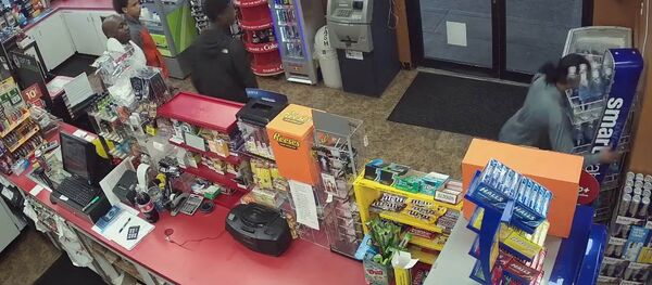 У продавца сердечный приступ, а подростки грабят магазин. Видео - Sputnik Кыргызстан