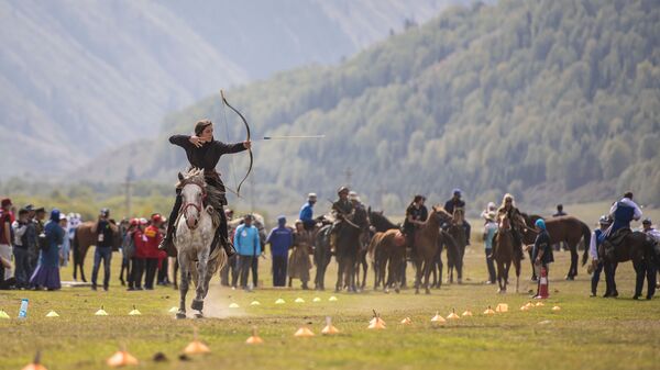 Стрельба из лука на лошадях. Архивное фото - Sputnik Кыргызстан