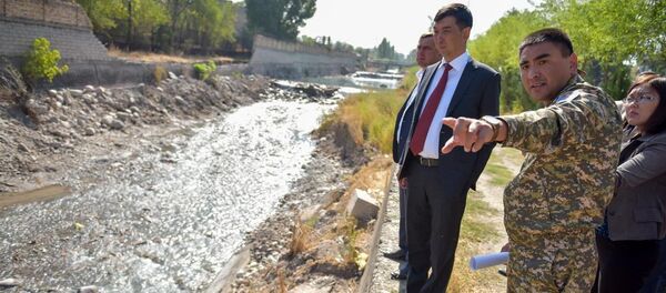 Мэр Бишкека Азиз Суракматов ознакомился с процессом берегоукрепительных работ вдоль русла реки Ала-Арчи Мэр Бишкека Азиз Суракматов ознакомился с процессом берегоукрепительных работ вдоль русла реки Ала-Арчи - Sputnik Кыргызстан