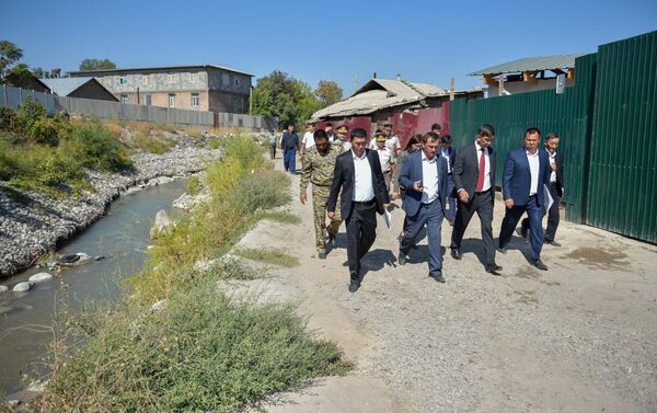 Мэр Бишкека Азиз Суракматов ознакомился с процессом берегоукрепительных работ вдоль русла реки Ала-Арчи - Sputnik Кыргызстан