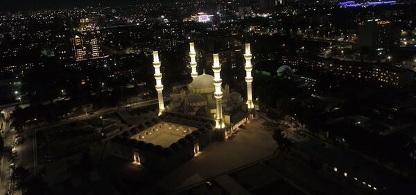 Бишкекке көрк кошту. Кыргызстандагы эң чоң мечиттин ичи-тышы видеодо Бишкекке көрк кошту. Кыргызстандагы эң чоң мечиттин ичи-тышы видеодо - Sputnik Кыргызстан