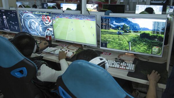 Подростки играют в компьютерные игры. Архивное фото - Sputnik Кыргызстан