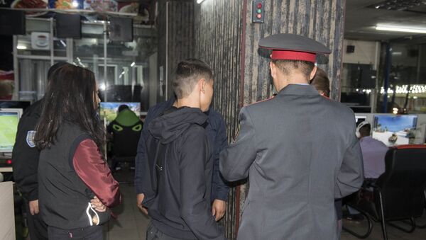 Рейд по выявлению несовершеннолетних в ночное время в компьютерных клубах в Бишкеке - Sputnik Кыргызстан