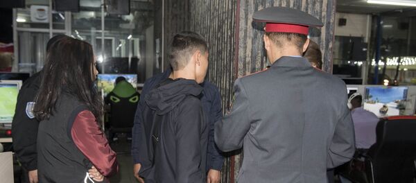 Рейд по выявлению несовершеннолетних в ночное время в компьютерных клубах в Бишкеке - Sputnik Кыргызстан