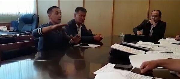 Карыяны албай кеткен айдоочу: жүргүнчүлөр эшикти жаап алган Карыяны албай кеткен айдоочу: жүргүнчүлөр эшикти жаап алган - Sputnik Кыргызстан