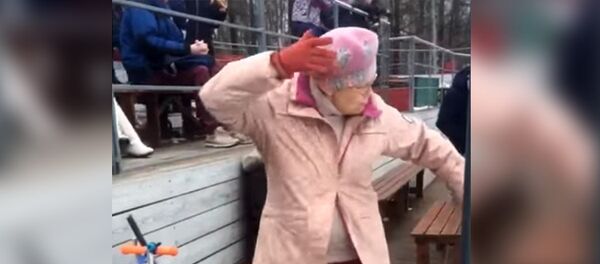 Бабушка взорвала соцсети зажигательным танцем. Видео - Sputnik Кыргызстан