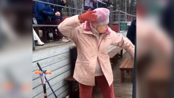 Бабушка взорвала соцсети зажигательным танцем. Видео - Sputnik Кыргызстан