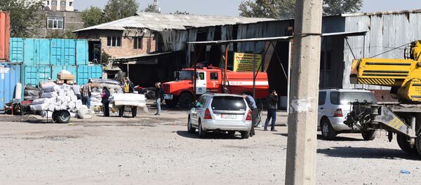 Мадина базарындагы кездемелер сакталган кампадан чыккан өрт беш сааттан кийин чектөөгө алынып, учурда өрттү толугу менен өчүрүү аракеттери жүрүп жатат. - Sputnik Кыргызстан