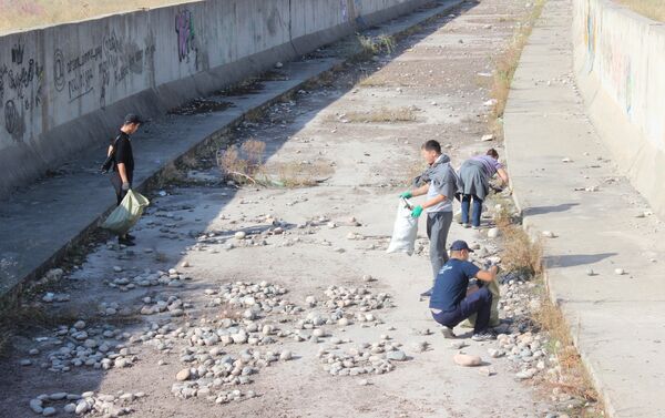 В Бишкеке сотрудники МЧС очистили русло реки южного БЧК, в городе Ош убрали территорию, прилегающую к зданию МЧС - Sputnik Кыргызстан