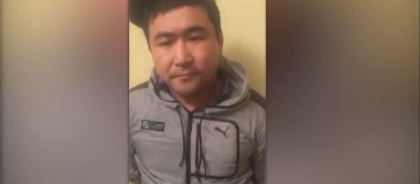 Нарматовдун үйүн тоноп, дагы башкасын жасады делген кишинин сурагы. Видео Нарматовдун үйүн тоноп, дагы башкасын жасады делген кишинин сурагы. Видео - Sputnik Кыргызстан