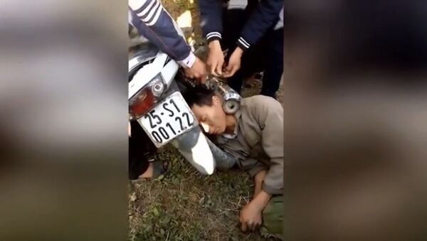 Вьетнамец засунул голову между выхлопной трубой и колесом мотоцикла — видео - Sputnik Кыргызстан