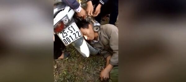 Вьетнамец засунул голову между выхлопной трубой и колесом мотоцикла — видео Вьетнамец засунул голову между выхлопной трубой и колесом мотоцикла — видео - Sputnik Кыргызстан