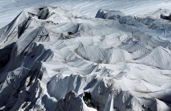Швейцариялык ыктыярчылар быйыл жайда Европаны каптаган ысыктан Рона мөңгүсүнүн үстүн атайын кездеме менен жаап коюшту - Sputnik Кыргызстан