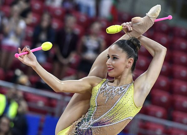 Невьяна Владинова (Болгария) выполняет упражнения в квалификационных выступлениях с булавами в индивидуальной программе на чемпионате мира по художественной гимнастике 2018 в Софии - Sputnik Кыргызстан