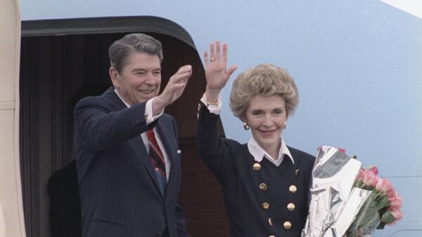 Президент США Рональд Рейган с супругой - Sputnik Кыргызстан