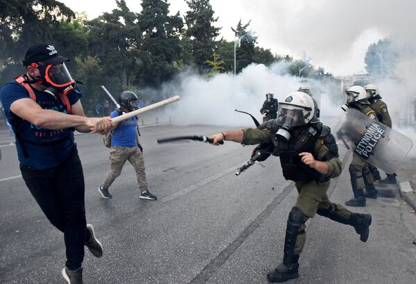 Столкновение протестующих с полицией в Греции - Sputnik Кыргызстан