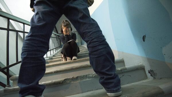 Девочка сидит на лестнице. Иллюстративное фото - Sputnik Кыргызстан