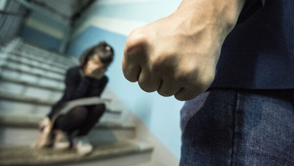 Кулак мужчины на фоне девочки . Иллюстративное фото - Sputnik Кыргызстан