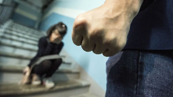Кулак мужчины на фоне девочки в подъезде. Иллюстративное фото - Sputnik Кыргызстан