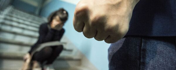 Кулак мужчины на фоне девочки. Иллюстративное фото - Sputnik Кыргызстан