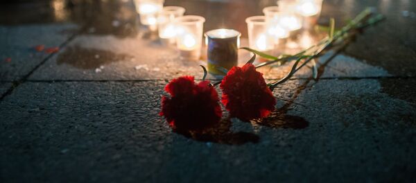 Гвоздики и свечи. Архивное фото - Sputnik Кыргызстан