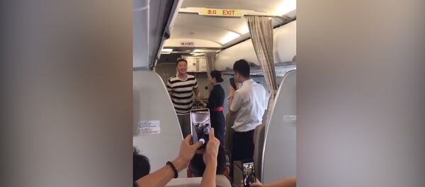 Кытайда стюардесса жигити колун учактан сурагандыгы үчүн иштен алынды - Sputnik Кыргызстан