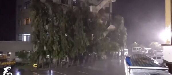 Тайфун раскачивает небоскребы и сметает поселки на Филиппинах — видеоподборка - Sputnik Кыргызстан