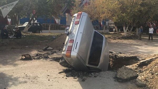 Автомобиль провалился в яму в Актобе - Sputnik Кыргызстан