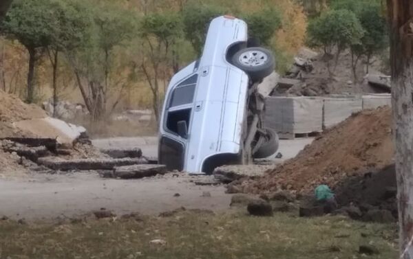 Житель Актобе провалился под землю в своем автомобиле Волга - Sputnik Кыргызстан