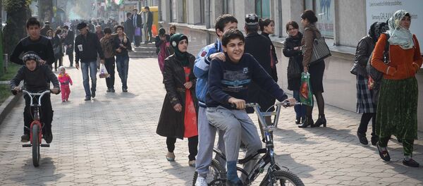 Дети на велосипеде на улице в Душанбе. Архивное фото - Sputnik Кыргызстан