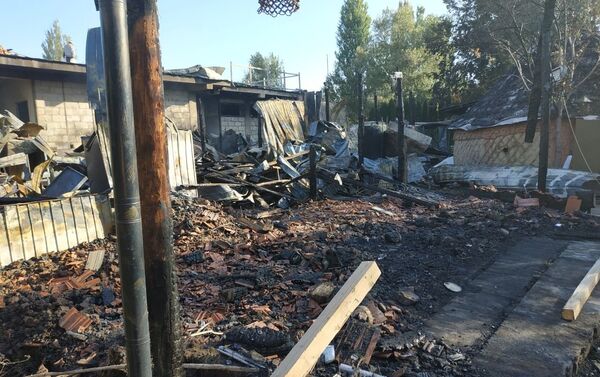 Как ранее проинформировали в пресс-службе МЧС, пожар возник на улице Карагул-Акмат - Sputnik Кыргызстан