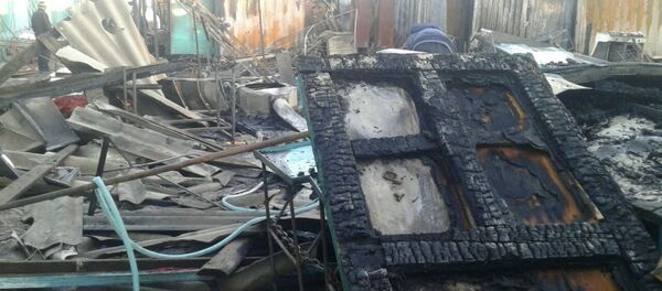 Ысык-Көлдүн Каракол шаарындагы Ак-Тилек базарынан чыккан өрттөн улам 15ге чукул контейнер күйүп кеткен Ысык-Көлдүн Каракол шаарындагы Ак-Тилек базарынан чыккан өрттөн улам 15ге чукул контейнер күйүп кеткен - Sputnik Кыргызстан