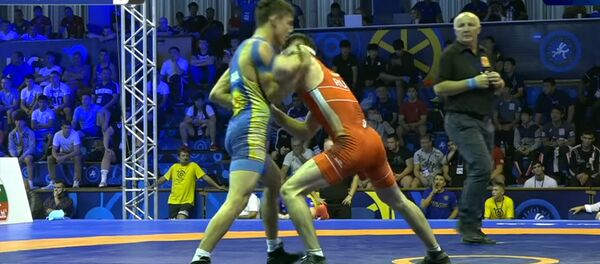 Уложил соперника за 68 секунд — как кыргызстанец вышел в финал ЧМ. Видео - Sputnik Кыргызстан