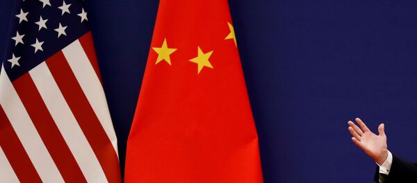 АКШ жана Кытайдын фонунда кишинин колу. Архив - Sputnik Кыргызстан