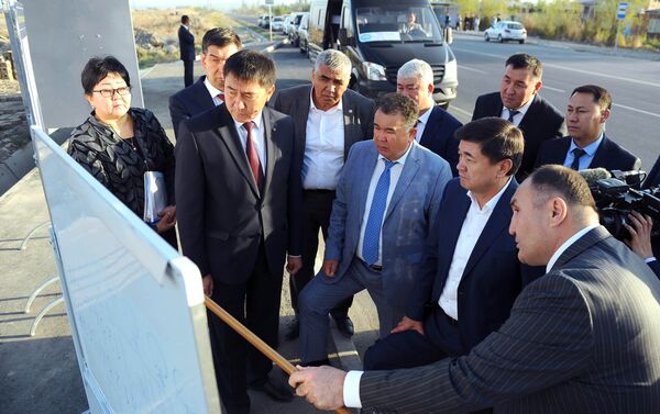 Глава кабмина на месте ознакомился с ходом работ по строительству пешеходной дороги, а также с проектом бульвара в южной части города площадью более 8 гектаров. - Sputnik Кыргызстан