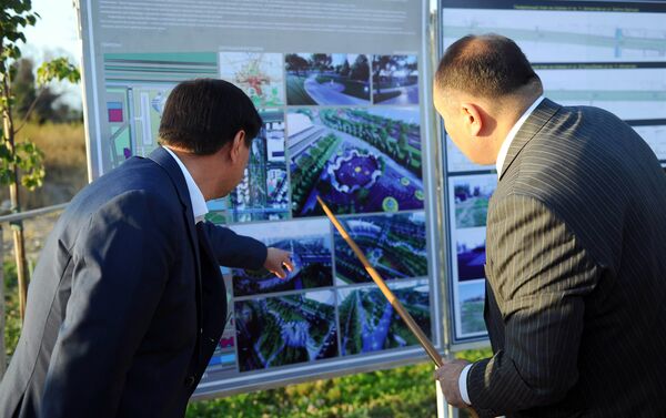 Премьер-министр Мухаммедкалый Абылгазиев проинспектировал подготовку к строительству пешеходной дороги в Бишкеке - Sputnik Кыргызстан