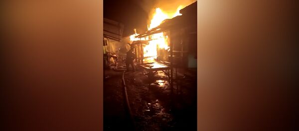 Горящие контейнеры — видео пожара на рынке в Караколе - Sputnik Кыргызстан