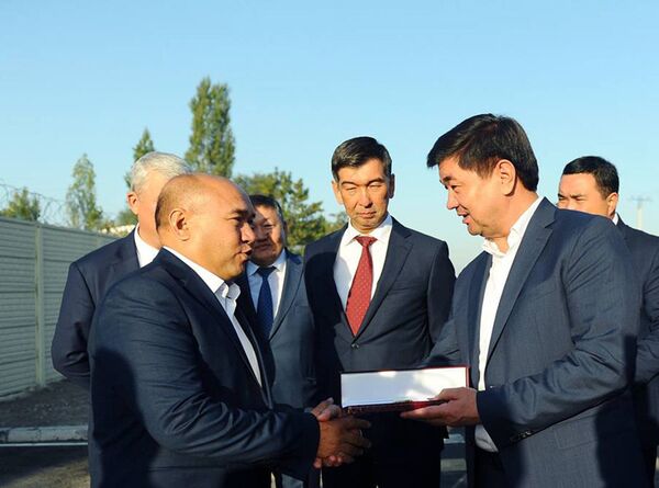 Награждение жителя Бишкека Ырысбека Атажанова, который отдал свой земельный участок - Sputnik Кыргызстан