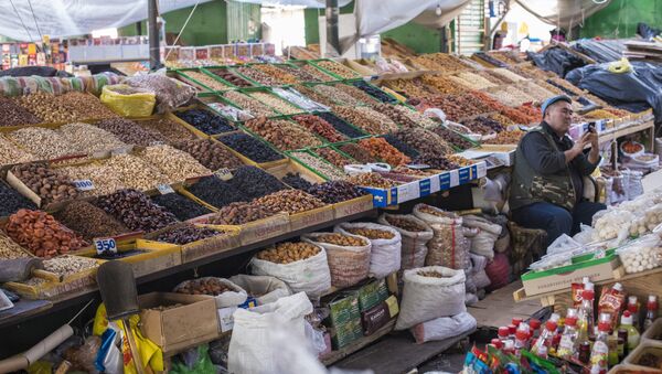Торговля сухофруктами на рынке. Архивное фото - Sputnik Кыргызстан