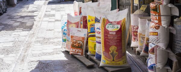 Продажа продуктов питания в одном из торговых контейнеров на Ошском рынке в Бишкеке. Архивное фото Продажа продуктов питания в одном из торговых контейнеров на Ошском рынке в Бишкеке. Архивное фото - Sputnik Кыргызстан