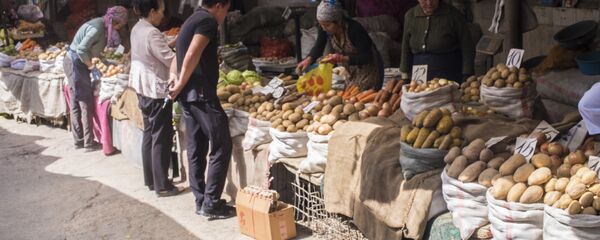 Продажа фруктов и овощей на Ошском рынке в Бишкеке. Архивное фото - Sputnik Кыргызстан