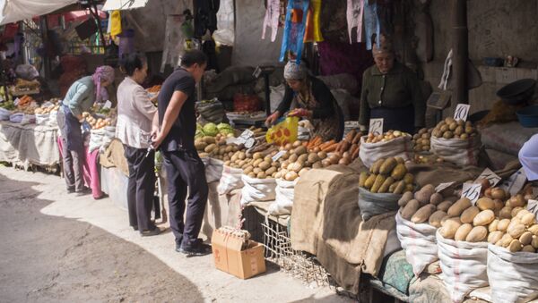 Фрукты и овощи в одном из торговых контейнеров на Ошском рынке в Бишкеке. Архивное фото - Sputnik Кыргызстан
