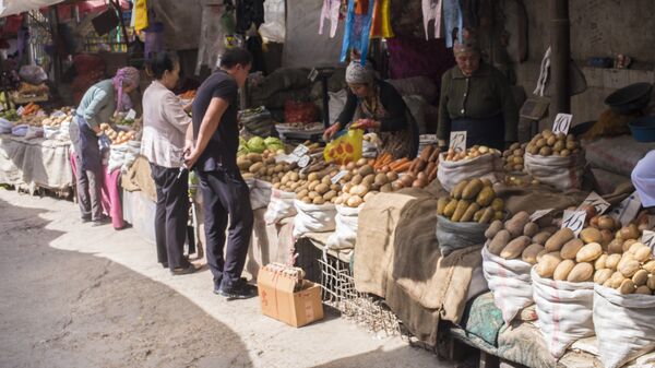 Продажа фруктов и овощей на Ошском рынке в Бишкеке. Архивное фото - Sputnik Кыргызстан
