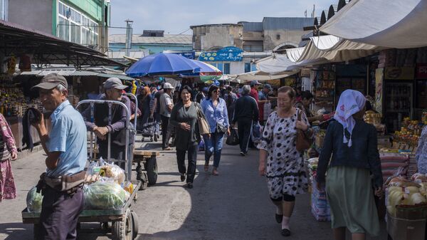 Люди на Ошском рынке в Бишкеке. Архивное фото - Sputnik Кыргызстан