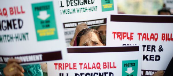 Акции протеста против мгновенного развода в Нью-Дели - Sputnik Кыргызстан