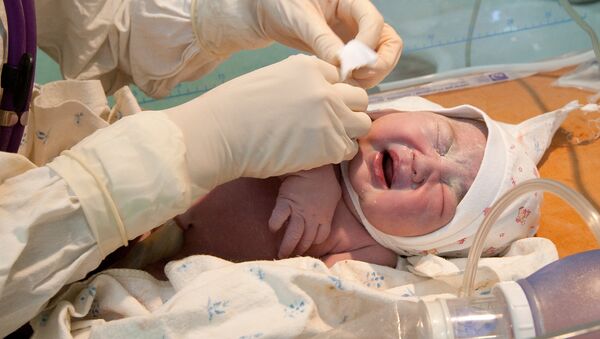 Осмотр новорожденной врачом. Архивное фото - Sputnik Кыргызстан