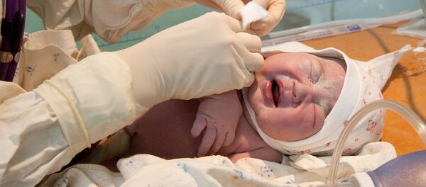 Осмотр новорожденной врачом. Архивное фото - Sputnik Кыргызстан