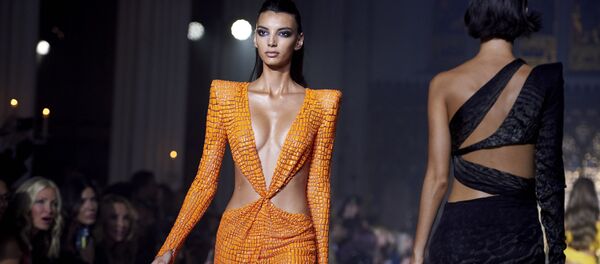 Модель на показе дизайнера Джулиана МакДональда на Неделе моды в Лондоне - Sputnik Кыргызстан